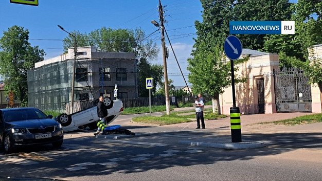 В Шуе перевернулась легковушка